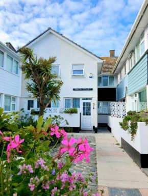Island View - 3 Bedroom Holiday Cottage - 40m to Porthgwidden Beach - Sleeps 7 - inc FREE Parking